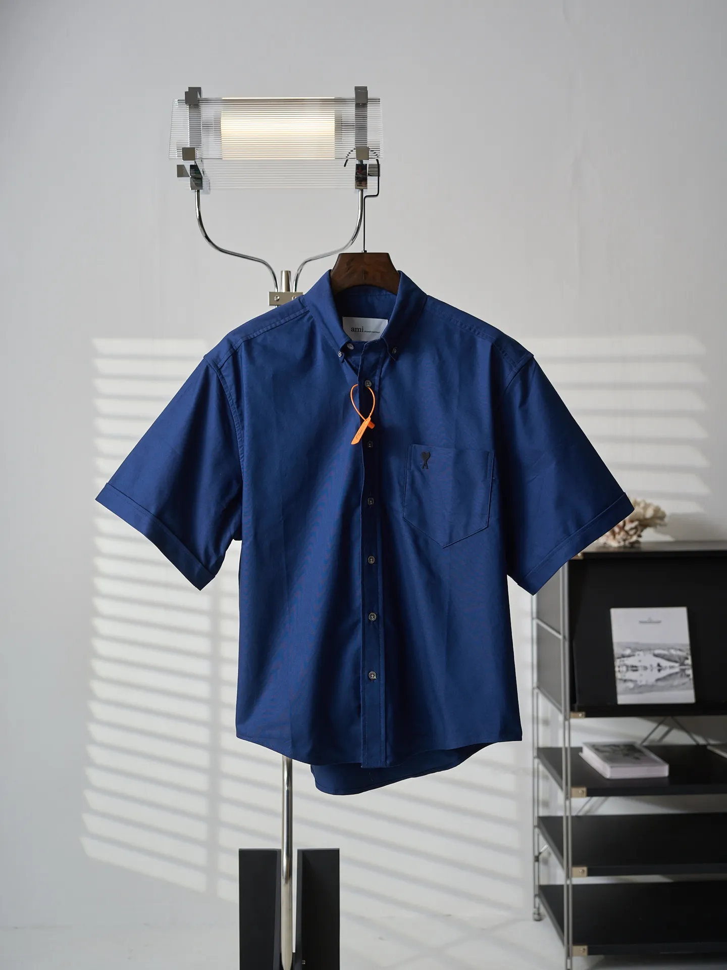 [Real auction] Ami/Ami Paris love embroidered short-sleeved shirt [In Stock] 37 38 39 40 Customized high-density double-ply Oxford spinning, tight and smooth, comfortable and close to the skin, warm mist blue paved with calm background, clear and soft, with a cool and high-end atmosphere. The Black love logo is quietly embellished on the left chest pocket. The light luxury is hidden in the square details. It is unobtrusive but has its own style. The neat silhouette hides gentleness and elegance. Each piece of clothing is self-contained and elegant. It is quiet and extraordinary. It uses imported machine embroidery technology and uses advanced computer control systems and precision mechanical components to realize Ami's love embroidery work. It has high precision and smooth and delicate lines. The fabrics have been fermented and washed. It has a better hand feel and texture. It is not easy to deform, not easy to shrink, not easy to fade, and maintains long-term beauty and loose fit.